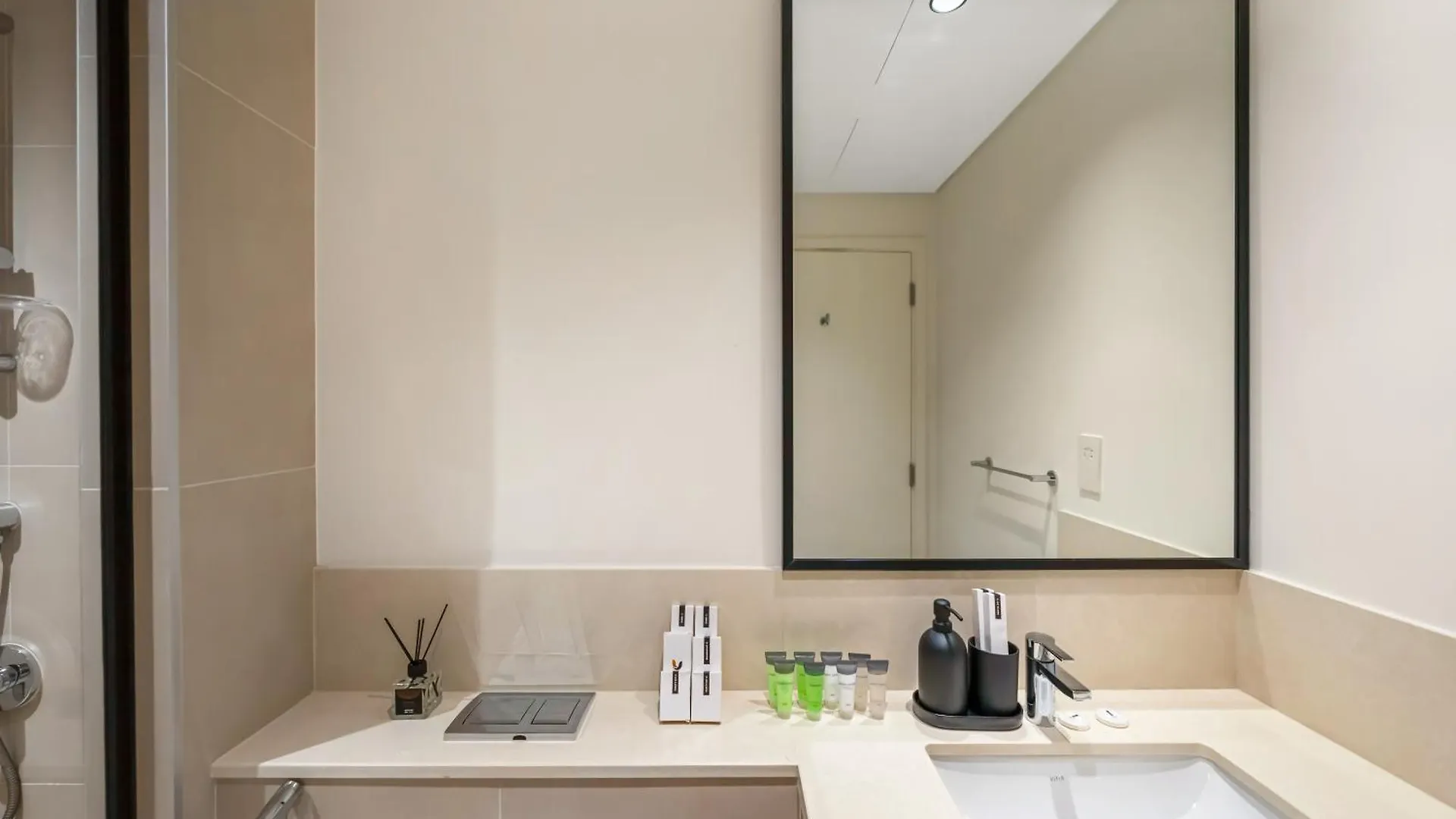 Brand New - Modern 1Br In Downtown I Near Burj Khalifa & Dubai Mall Apartment